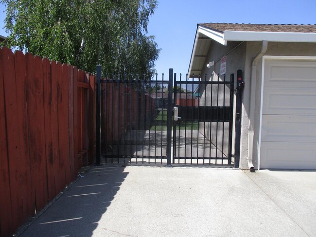 Building Photo - 8158 Kelton Dr