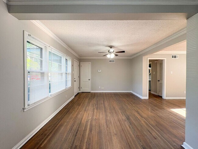 Building Photo - Updated 3 bedroom, 1 bathroom near Quince and Perkins