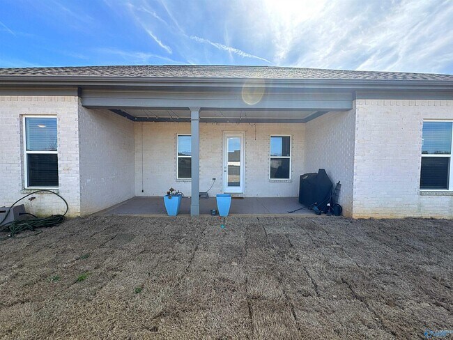 Building Photo - 401 Peach Orch Ln