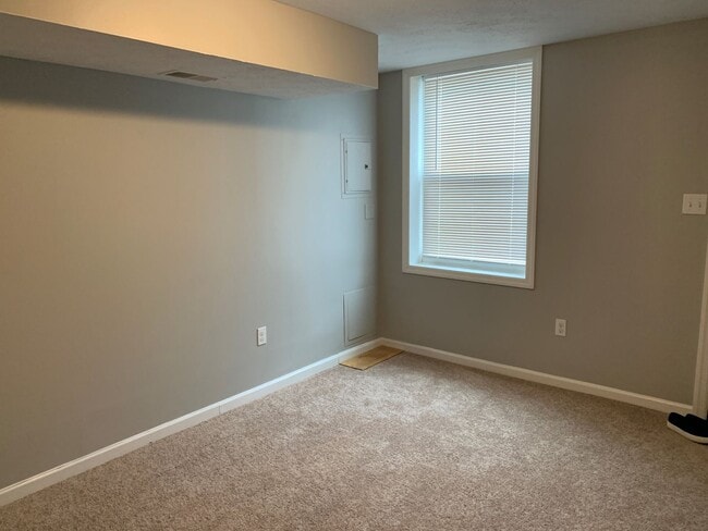 Building Photo - 3 Bedroom House in Southside Slopes with Off Street Parking Spot