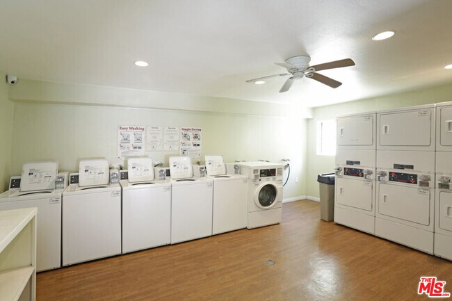Building Photo - 550 S Manhattan Pl