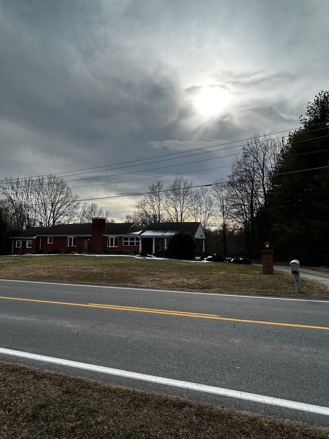 Building Photo - Single family home in Forest