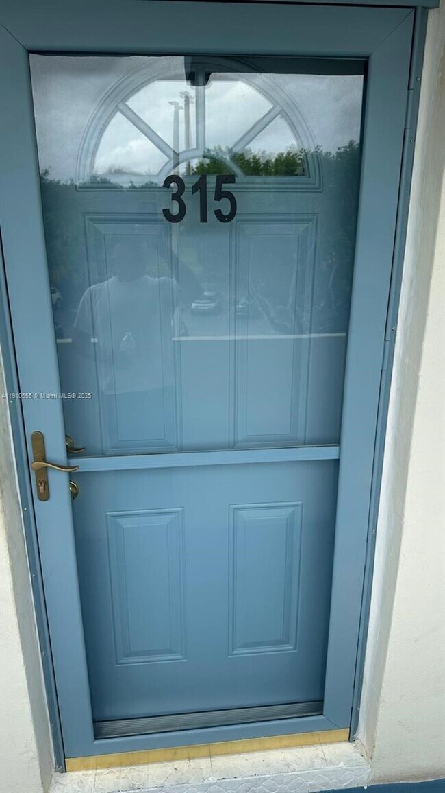 Building Photo - 1701 NE 191st St