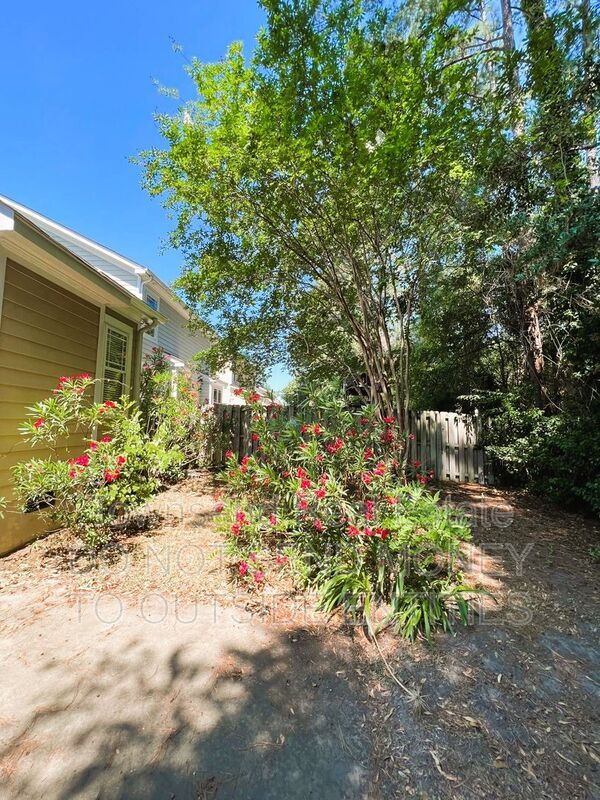 Building Photo - 2210 Westdale Dr