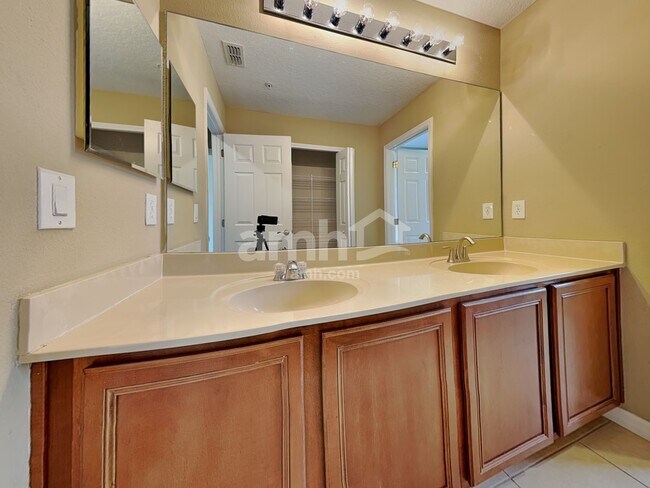 Building Photo - 10016 Caroline Park Dr