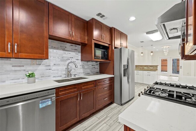 Building Photo - 201 Vanderpool Ln