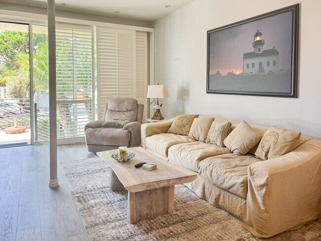 Building Photo - Beautiful Furnished 1 Bedroom, 1.5 Bath Condo with Harbor Views - Flexible Lease!