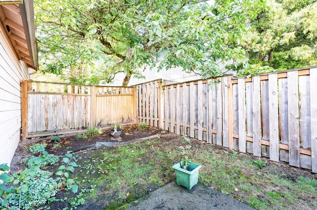 Building Photo - Rare 2 X 1.5 Townhome Availble in October