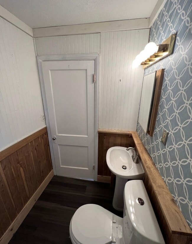 Building Photo - Beautiful 2 bedroom 1 bathroom