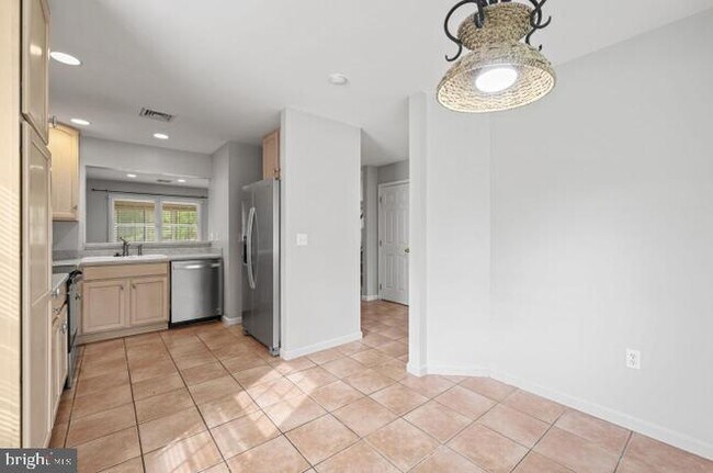 Building Photo - 262 Crescent Dr