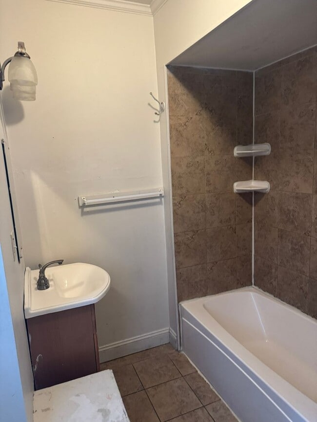 Building Photo - 4 bedroom, 1 bath, half double