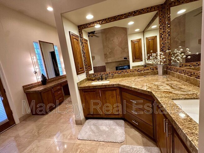 Building Photo - 5711 W Linda Ln