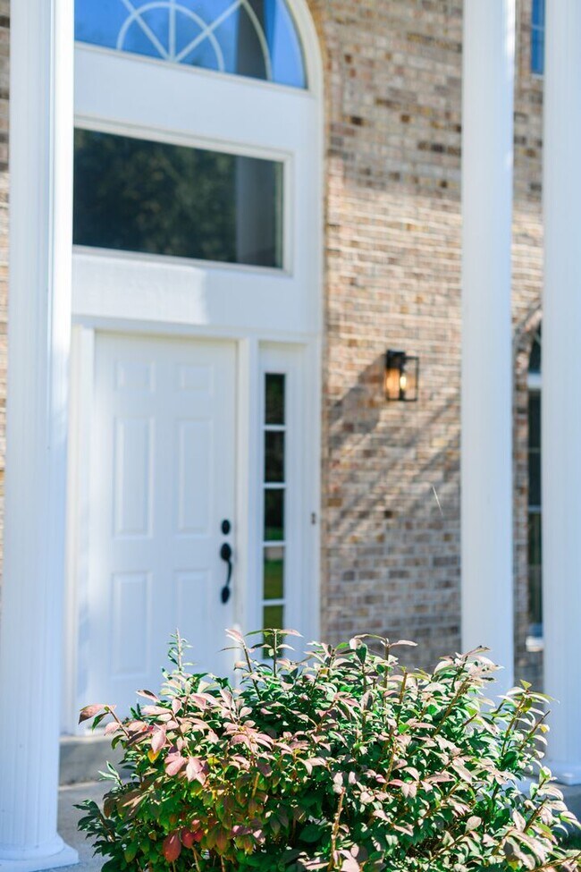 Building Photo - 5 bedroom / 2.5 bathroom Home for Rent in Valparaiso