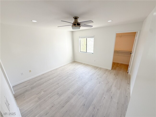 Building Photo - 950 Seven Hills Dr