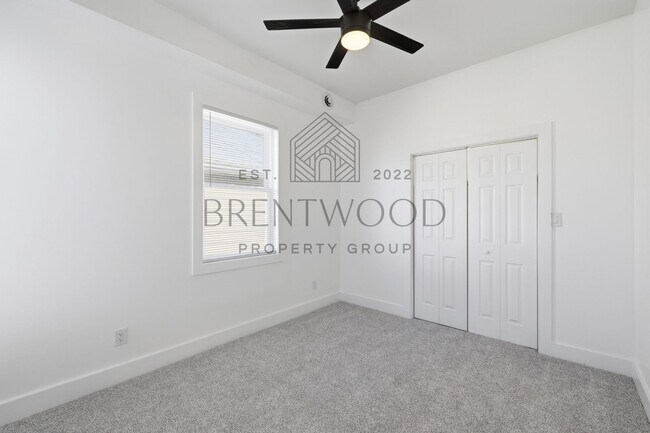 Building Photo - Contemporary 4bed/3bath with Private Yard