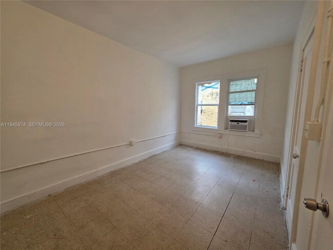 Building Photo - 1005 SW 19th Ave