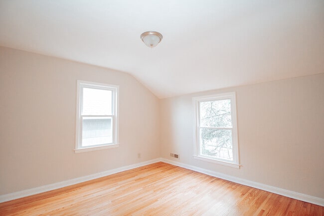 Building Photo - 3518 Almeda Dr