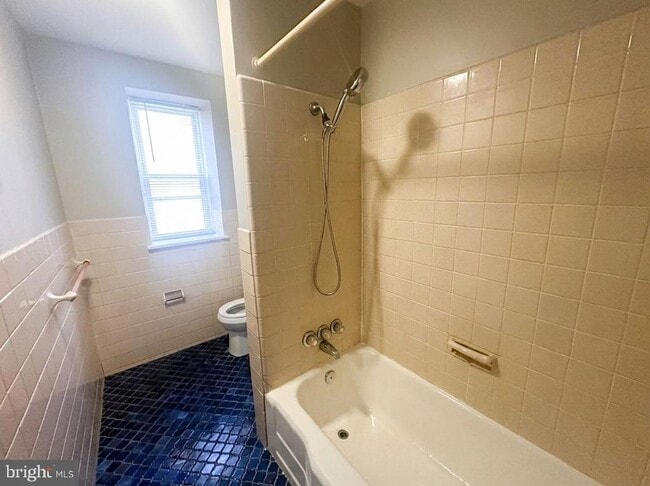 Building Photo - 1109 W James St