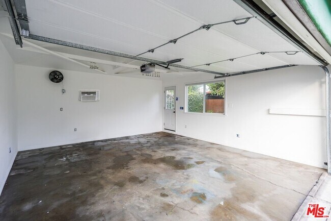 Building Photo - 2587 S Westgate Ave