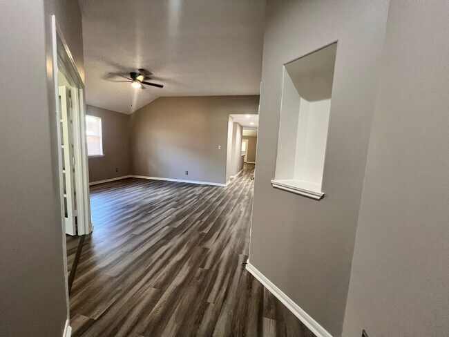 Building Photo - For Lease | 3 Bed, 2 Bath | 1,924 Sq Ft | ...