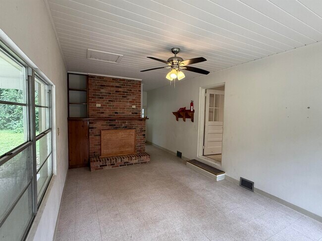 Building Photo - 5525 Springhill Rd