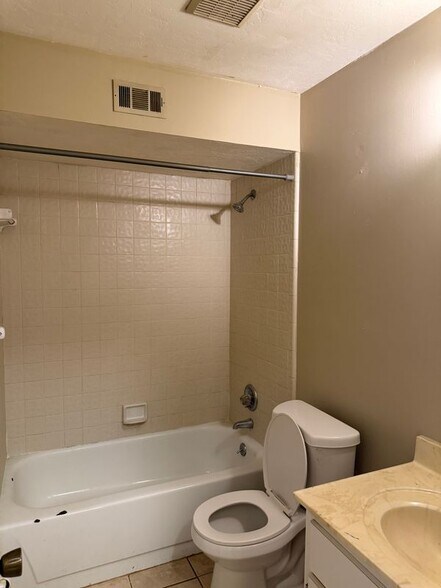 Building Photo - 4304 SW 70th Terrace