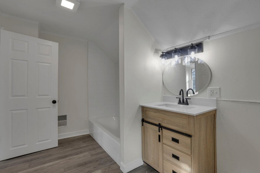 Building Photo - 1430 Kenmore Rd