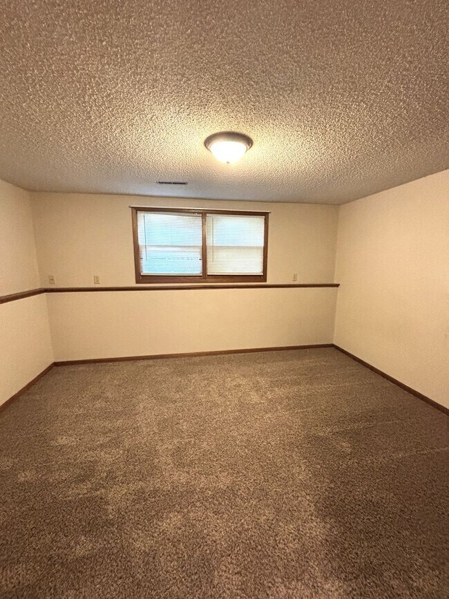 Building Photo - 3 Bed/ 1.5 bath Duplex for rent in desirable Waterloo location!