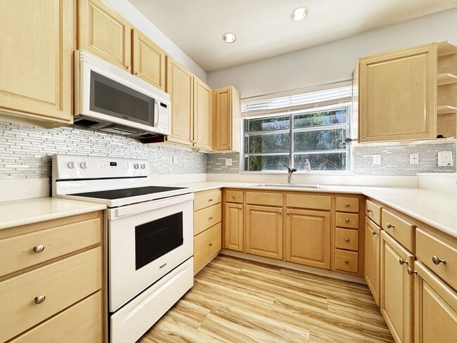 Building Photo - Moanalua Village 3/2.5 Townhouse with 2-Ca...