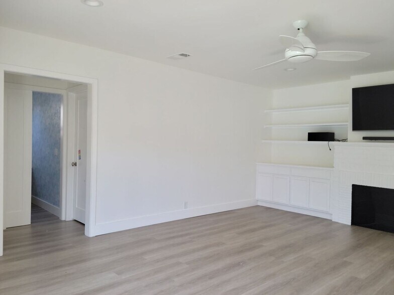 Building Photo - Stunning Remodeled 4 Bedroom House with Large Front Yard, Garage, Pool & Spa in Studio City!