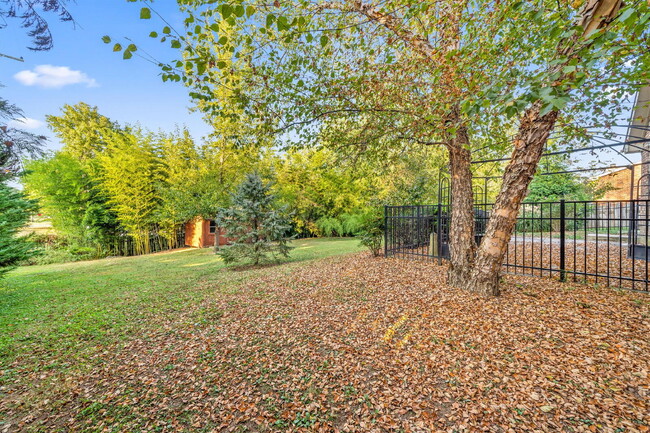 Building Photo - Huge Corner Lot in Glen Oaks!