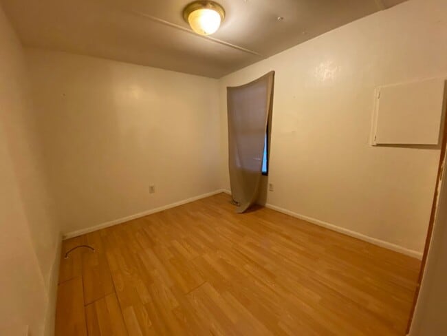 Building Photo - 3 Bedroom, 2 Bath home just outside of Liv...