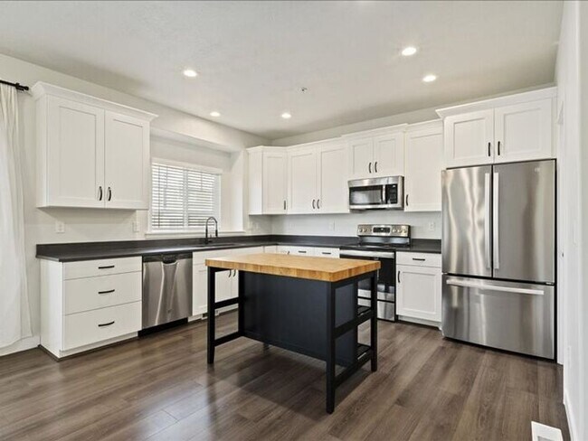 Building Photo - RIVERTON 3 BED, 2.5 BATH TOWNHOME