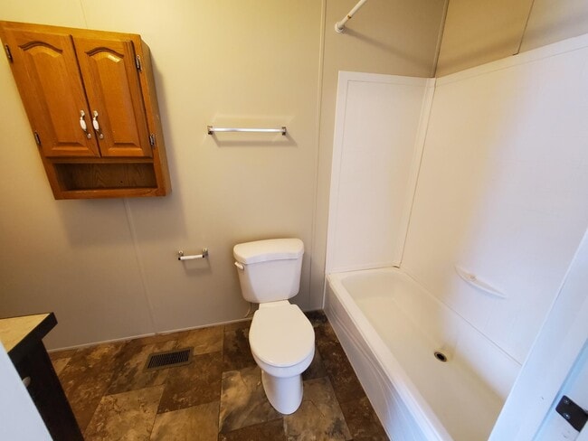 Building Photo - 2 Meadowlark Dr