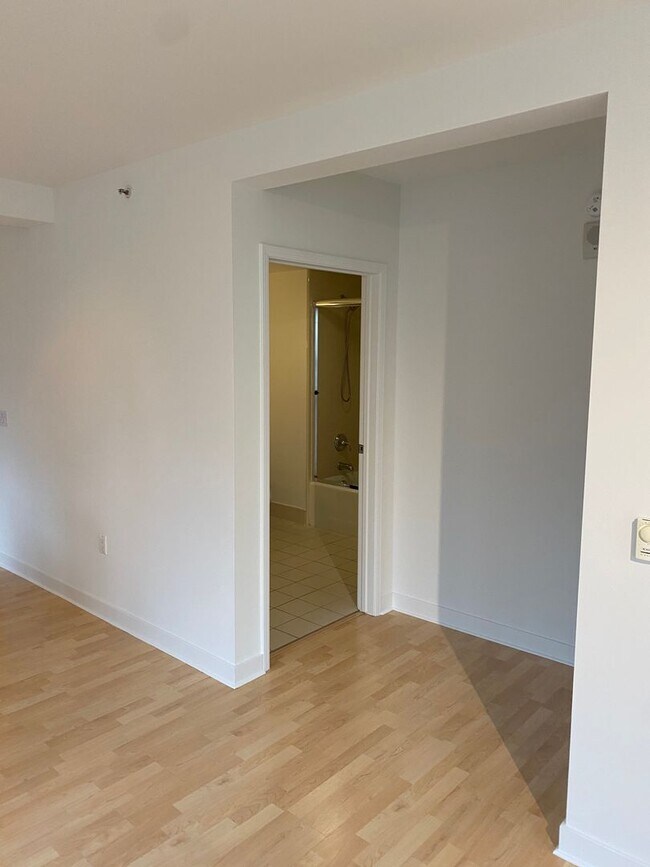 Building Photo - 1BR/1BA 837sqft! Condo! Parking! Laundry! ...