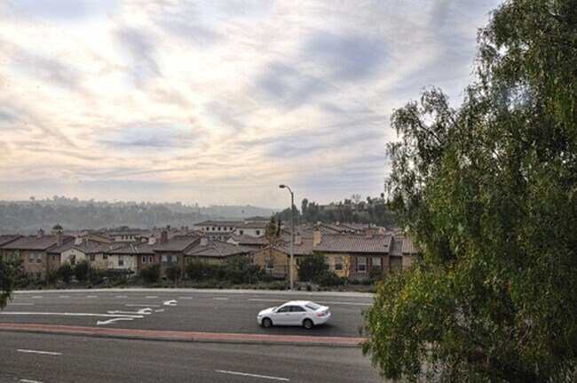 Building Photo - Immaculate Upper End 1 Bed 1 Bath Condo in...