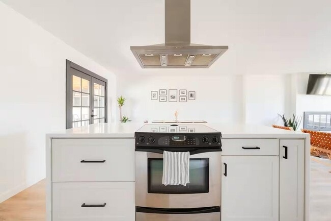 Building Photo - 8447 E Vernon Ave