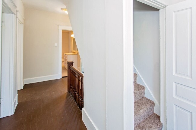 Building Photo - BOND HILL-  3 STORY 3 BEDRM 2 FULL BATH OPEN FLOOR PLAN w GARAGE