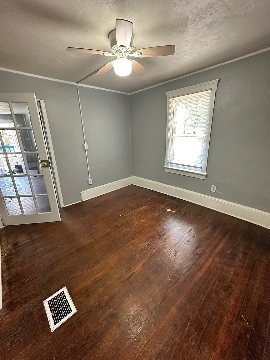 Building Photo - 827 N Oleander Ave