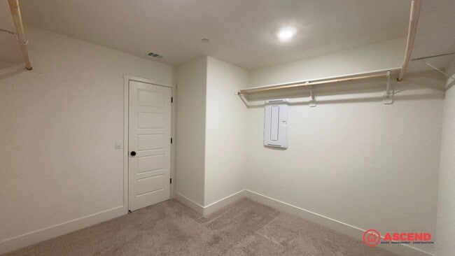 Building Photo - Lovely Home Near Frontier Highschool!