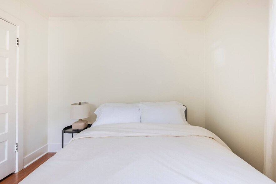 Building Photo - 1320 SE 28th Ave