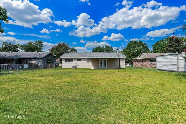 Building Photo - "Charming 3-Bedroom Retreat with Cozy Fire...