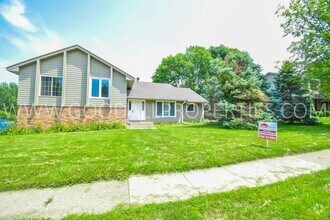 Building Photo - 2 Bedroom + Flex Rm/2 Bath Duplex with Garage