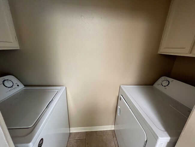 Building Photo - BEAUTIFUL TOWNHOME WITH COMMUNITY POOL AND...