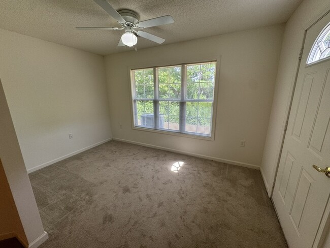 Building Photo - Move In READY! 2 bed 2 Bath with Garage! C...