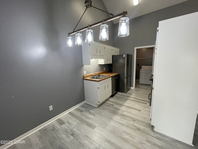 Building Photo - 132 Parker Village Cir