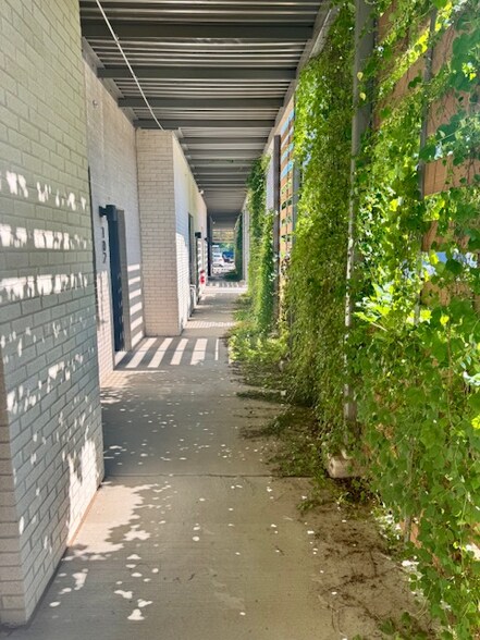 Building Photo - 726 E Emma Ave