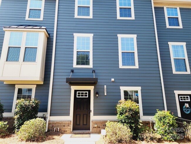 Primary Photo - 1229 Queen Lyon Ct