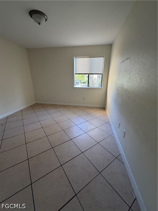 Building Photo - 2885 Winkler Ave