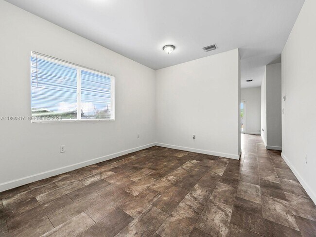 Building Photo - 1514 NW 5th Ave